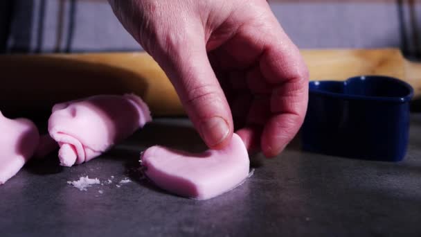 Hacer un corazón de amor con glaseado rosa con cortador de galletas ROOT — Vídeos de Stock