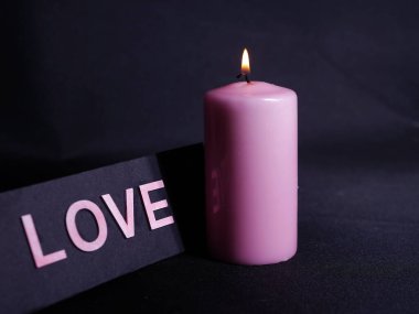 Siyah arkaplanda romantik pembe mum orta çekim