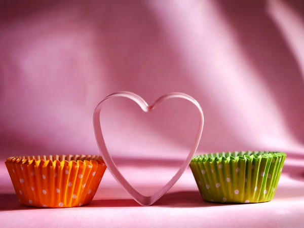 Maletas de bollo y cortador de galletas corazón amor para hornear sobre fondo rosa —  Fotos de Stock