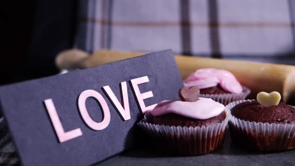 Cupcakes de chocolate decorados com gelo e corações de amor de chocolate — Vídeo de Stock