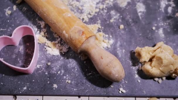 Rodillo con masa de galletas en la mesa de la cocina — Vídeos de Stock