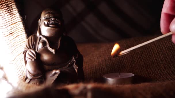 Anzünden von Kerzen für buddhistische Meditationsvigil mit Teelichterkerzen Bokeh — Stockvideo
