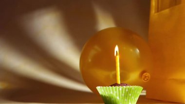 Bir kekin üzerindeki tek sarı doğum günü mumu. 