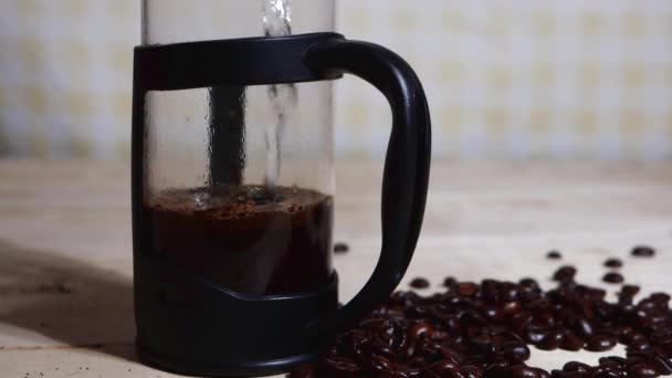 Wlewanie gorącej wody do ekspresu do kawy Cafetiere francuskiej prasy zbliżenie — Wideo stockowe