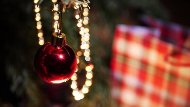 Bauble di Natale con luci bokeh dorate — Video Stock