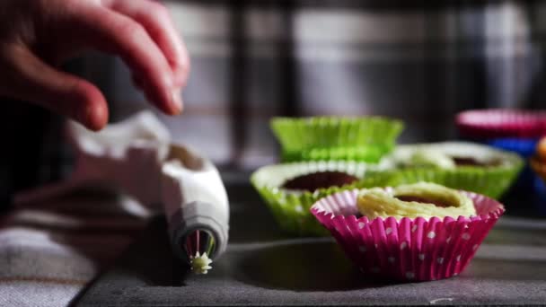 Dekorace cupcakes s polevou a potrubí taška — Stock video