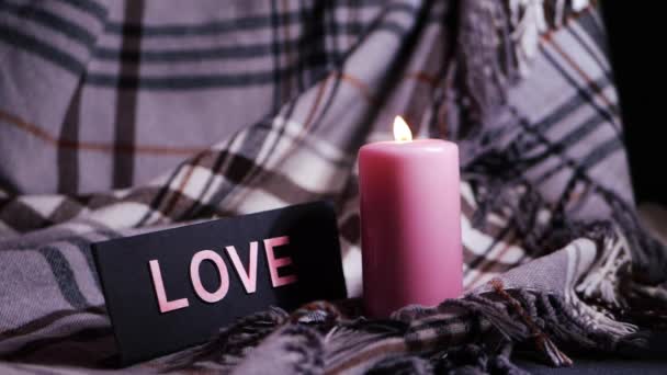 舒适的毛毯背景上的浪漫粉红蜡烛 — 图库视频影像