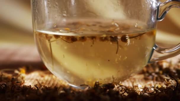 Manzanilla té remedio a base de hierbas para el insomnio — Vídeo de stock