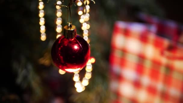 Karácsonyi csecsebecse arany bokeh fényekkel — Stock videók