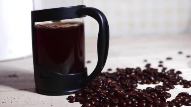 Verse koffie brouwsels in cafetiere franse pers koffiezetapparaat — Stockvideo