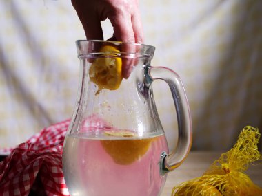 Bir sürahi suyla taze limon sıkmak