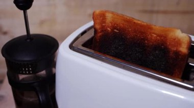 Tost makinesinde yanmış tost dilimleri.