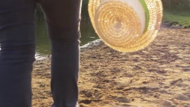 Kadınlar göl kenarında yürümekten hoşlanır.