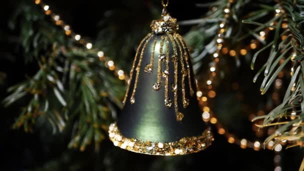 Navidad campana decoración cuelga en el árbol — Vídeos de Stock