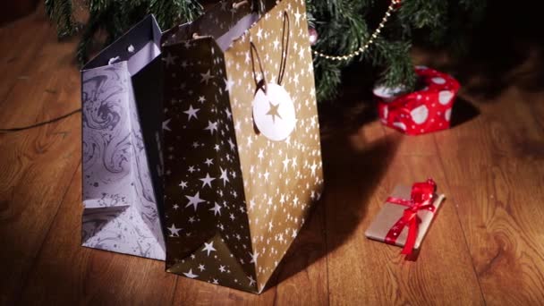 Kerstcadeaus verpakt onder de boom — Stockvideo