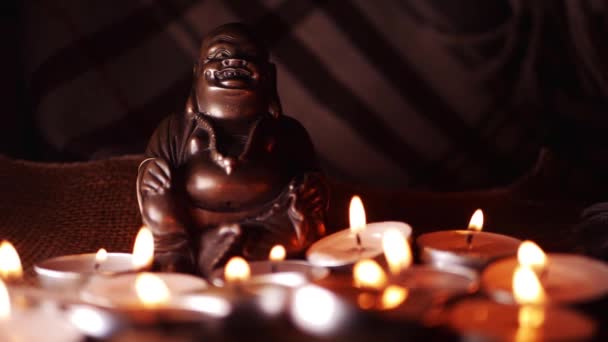 Meditație statuie Buddha cu lumânări luminoase ceai — Videoclip de stoc