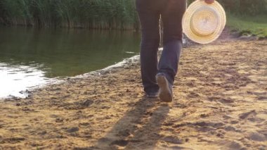 Kadınlar göl kenarında yürümekten hoşlanır.