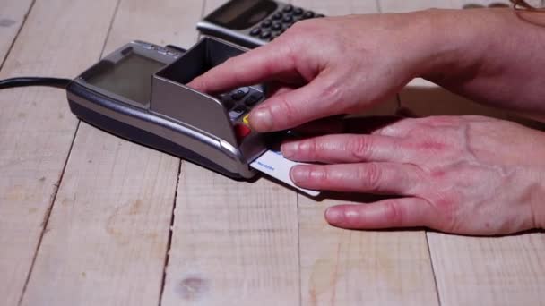 Mano que usa la máquina de pago del lector de tarjetas para tocar el código pin — Vídeo de stock