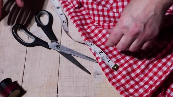 Mãos de fabricante de vestidos com tecido e fita métrica para costura — Vídeo de Stock