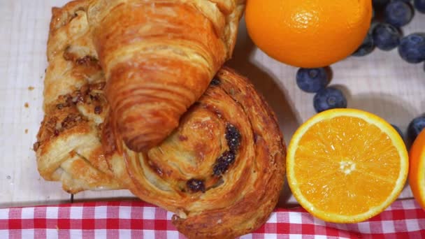 Kakor och färsk frukt på köksbordet till frukost — Stockvideo