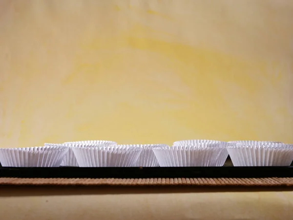 Carcase de chifle albe pentru coacere pe fundal galben — Fotografie, imagine de stoc
