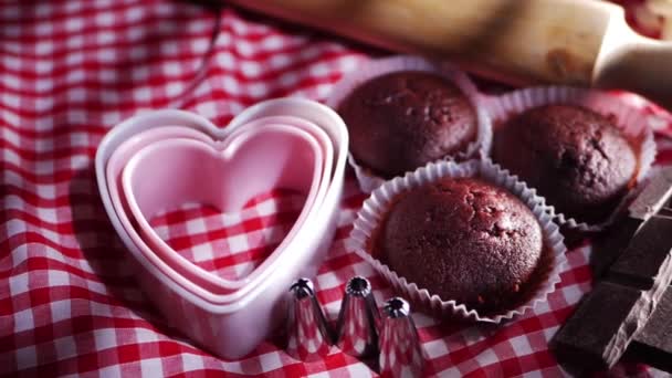 Mesa de cocina con galletas de cupcakes de chocolate — Vídeos de Stock
