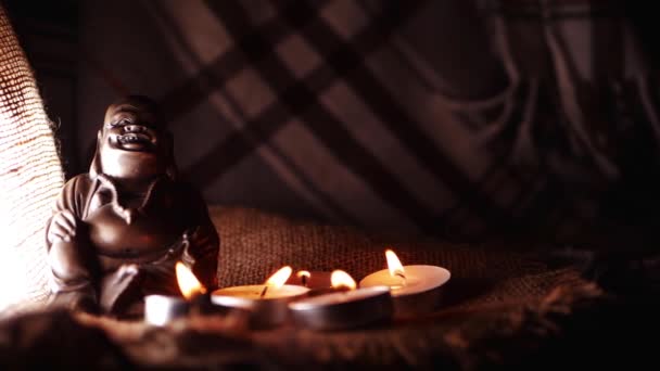 Meditação estátua de Buda com velas de luz de chá — Vídeo de Stock