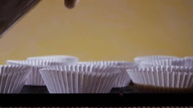 Çörekleri pişirilmeye hazır beyaz çörek kutularına döküyorum.