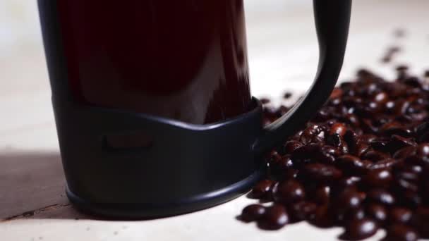 Φρέσκα ροφήματα καφέ σε καφετιέρα γαλλικού τύπου — Αρχείο Βίντεο