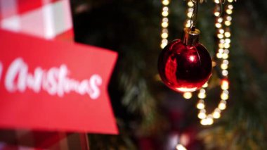 Kırmızı Noel mücevheri ve Bokeh arkaplanlı hediye 