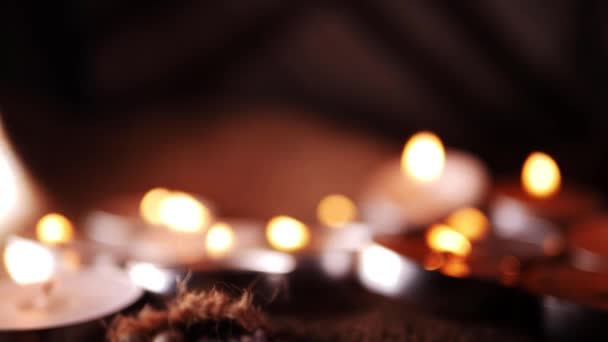 Κεριά Tealight τοποθετημένα για διαλογισμό σε ζεστό φόντο — Αρχείο Βίντεο