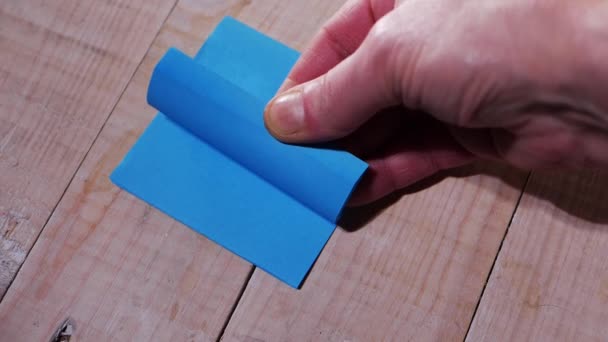 Χέρι flipping μέσω κενό σημειωματάριο σε ένα τραπέζι — Αρχείο Βίντεο