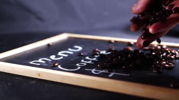 Barista handen spelen met verse koffiebonen — Stockvideo