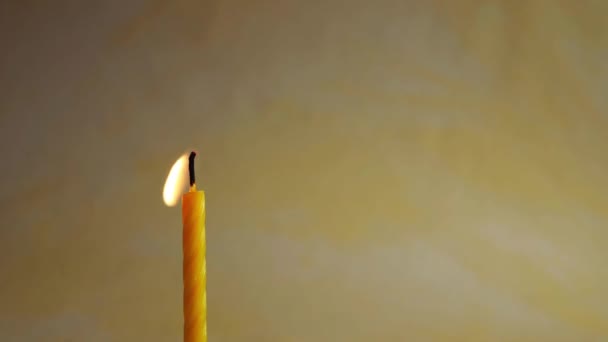 Ένα κίτρινο κερί γενεθλίων σε ένα κεκάκι — Αρχείο Βίντεο