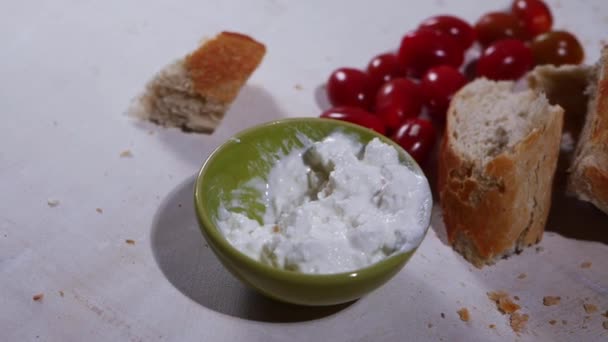 Miska twarogu i serwatki z chlebem i pomidorami — Wideo stockowe