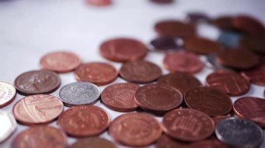 Bozuk para İngiliz parası. Kapalı el kamerasıyla seçici odaklanma.