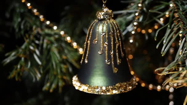 Χριστουγεννιάτικη Διακόσμηση Καμπάνα Κρέμεται Στο Δέντρο Χρυσό Φόντο Bokeh Μέσο — Αρχείο Βίντεο