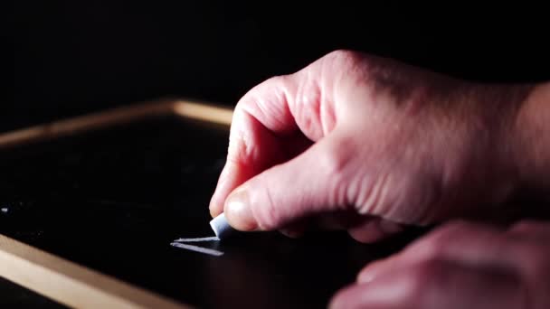 Mão Usando Giz Para Desenhar Foco Tiro Médio Blackboard Seletivo — Vídeo de Stock