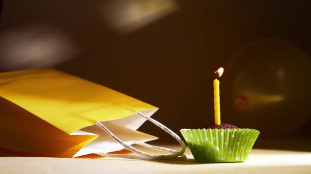 Vela Cumpleaños Amarilla Única Cupcake Enfoque Selectivo Cámara Lenta Tiro — Vídeos de Stock