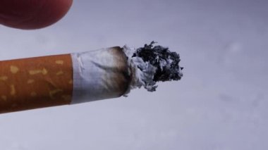 Sigara içen adam sigara külü fırlatıyor. 