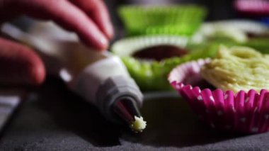 Kekleri krema ve boru torbasıyla süslüyorsun. 