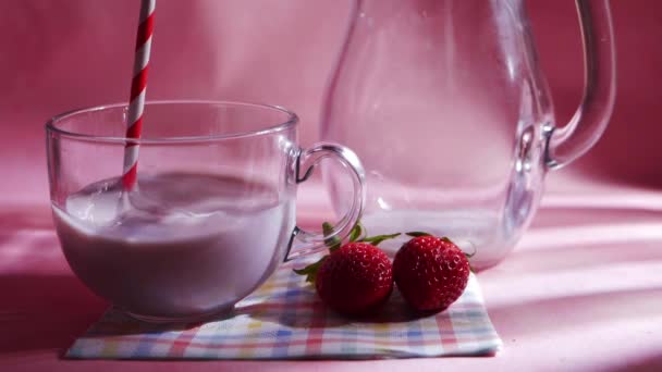 분홍색 배경으로 딸기 밀크 쉐이크를 만드는 모습 — 비디오