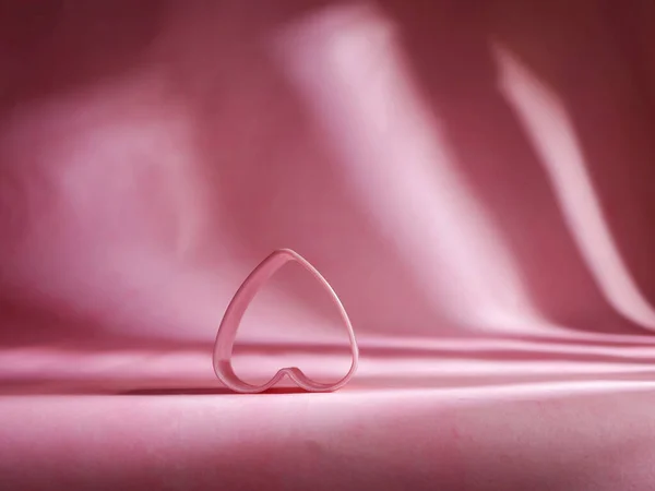 Pembe arka planda romantik pembe aşk kalbi 