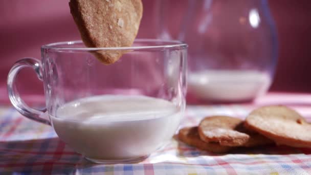 Dunking süti friss pohár tejben — Stock videók