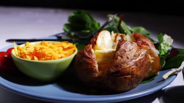 Patata al forno giacca con formaggio e insalata lati — Video Stock