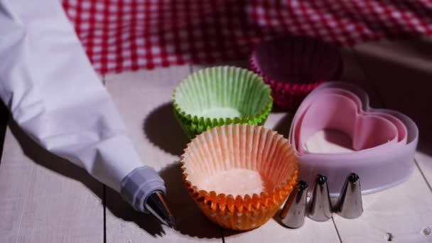 Mesa de cozinha com utensílios prontos para cozimento caseiro — Vídeo de Stock