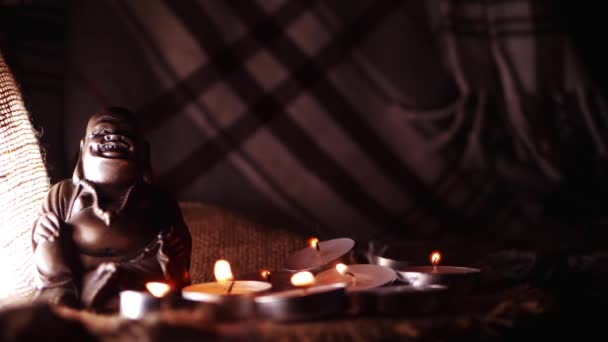 Статуя Будди медитація зі свічками чаю — стокове відео