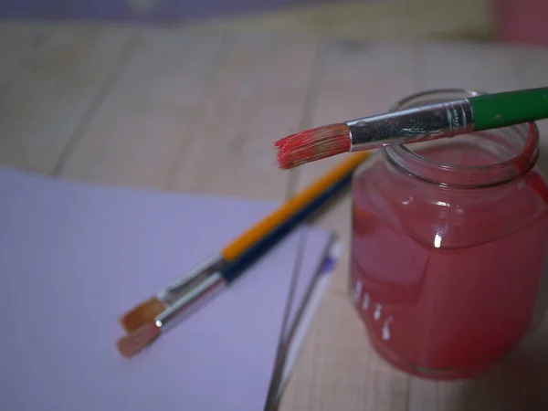 画家用一罐清水刷漆 — 图库照片