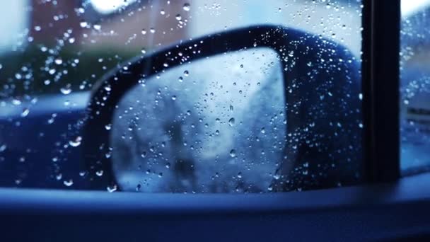 Οδήγηση μέσα από αστική περιοχή στη βροχή μέσα από την άποψη του κατόπτρου οδήγησης — Αρχείο Βίντεο
