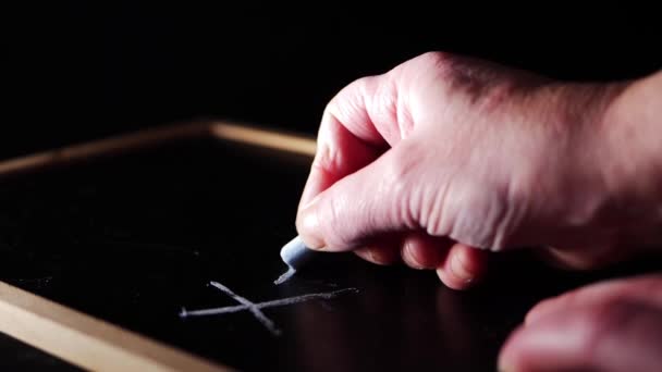 Hand met krijt te tekenen op een schoolbord — Stockvideo